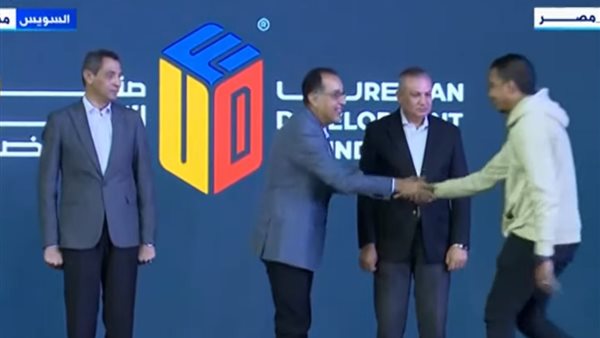 رئيس الوزراء يسلم