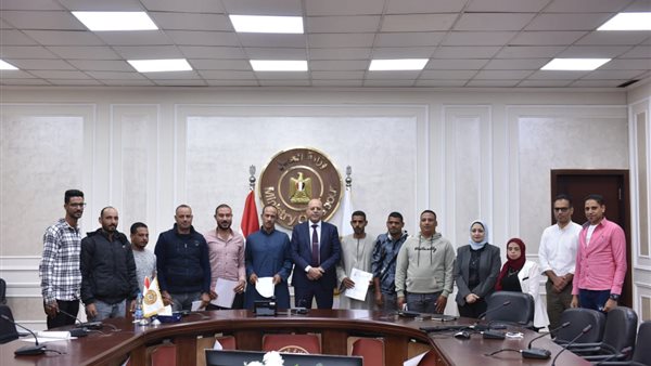 جانب من تسليم العقود