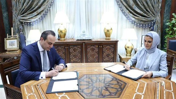 جانب من التوقيع