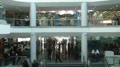 مشاجرة بين لاعب كرة قدم ومذيعة داخل مول شهير بالشيخ زايد