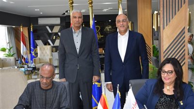 محافظ أسوان يشهد مراسم توقيع عقد مشروع التمويل متناهي الصغر بإدفو