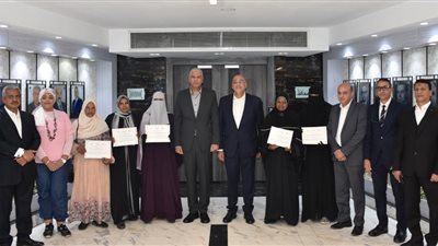 محافظ أسوان يسلم 5 سيدات معدات خياطة ميكانيكية من جهاز تنمية المشروعات