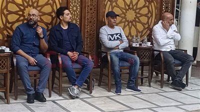 أشرف زكي ومحمود عبد المغني يقدمان واجب العزاء في والدة عمرو القاضي