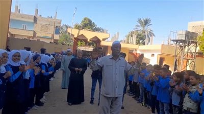 ممر شرفي.. معلمو معهد أزهري بالأقصر يودعون شيخه لبلوغه سن المعاش