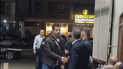 شريف سلامة وأحمد زاهر يقدمان واجب العزاء في والدة عمرو القاضي بمسجد الحامدية الشاذلية