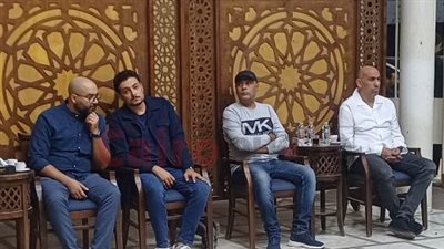 أشرف زكي ومحمود عبد المغني أول الحاضرين في عزاء والدة عمرو القاضي| بث مباشر 