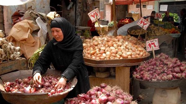 سيدة تبيع البصل في