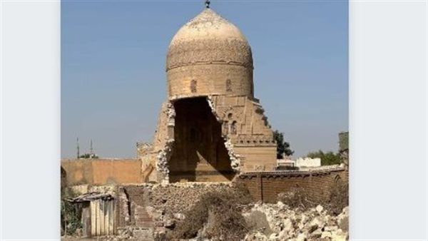 أحد أعمال الهدم بمقابر