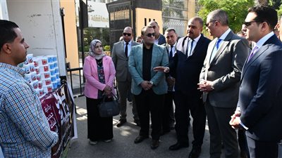 محافظ الفيوم يتفقد قافلة الإصلاح الزراعي لبيع السلع الغذائية بأسعار مخفضة