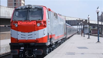 مصرع شاب إثر اصطدام قطار به في بني سويف | بث مباشر