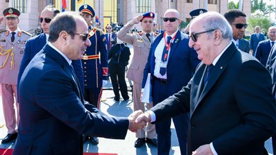 الرئيس السيسي يودع نظيره الجزائري في مطار القاهرة بعد ختام زيارته لمصر