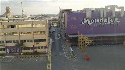 أجبرونا على الاستقالة.. عمال مصنع مونديليز يستغيثون: أفنينا عمرنا في الشركة وعايزين نرجع نشتغل