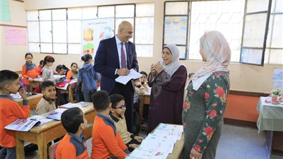 وزير التعليم يجري زيارة مفاجئة لإحدى المدارس لمتابعة الاختبارات الشهرية بالغربية
