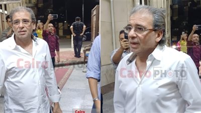 وسط غياب نجوم الفن.. خالد يوسف يؤدي واجب العزاء في شريفة ماهر: كانت أم لينا كلنا| صور