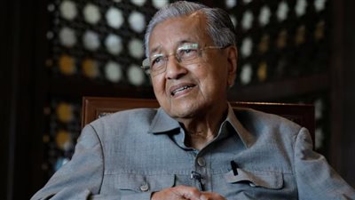 رئيس الوزراء الماليزي السابق مهاتير محمد يغادر المستشفى