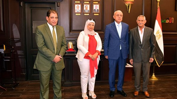 محافظ الأقصر يستقبل