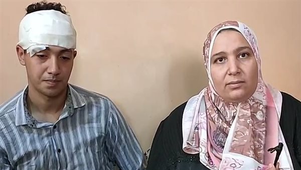 الطالب المصاب ووالدته