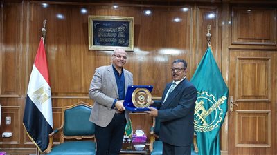محافظ القليوبية يكرم الأب القدوة ويهديه درع المحافظة 