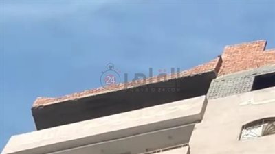 إصابة 3 أشخاص وتحطم سيارة إثر انهيار أجزاء من بلكونة في المنيا | بث مباشر