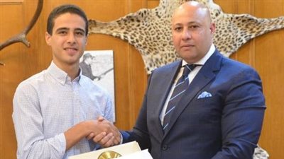 وعد فأوفى.. المحامي أشرف نبيل يمنح طالب ثانوية 50 ألف جنيه مكافأة مسابقة أعلن عنها للطلاب للمتفوقين| صور