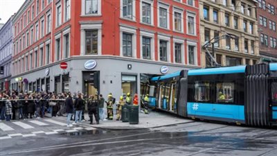 خروج ترام عن مساره في العاصمة النرويجية واصطدامه بمتجر