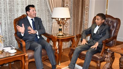 وزير الرياضة يستقبل الطفل أنس حسين.. ويعلن انضمامه لـ كابيتانو مصر