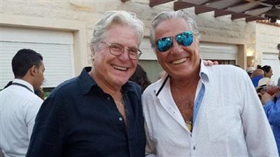 صحي من النوم على وفاة أخوه.. نكشف كواليس تلقي حسين فهمي خبر وفاة شقيقه