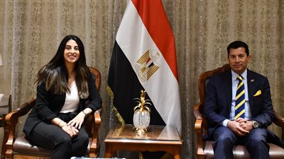 وزير الرياضة يلتقي ندى حافظ لاعبة منتخب السلاح