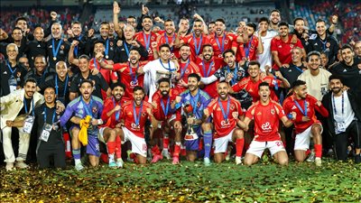 الأهلي يخاطب فيفا لوضع شعار كأس القارات الثلاثة على قميص الفريق