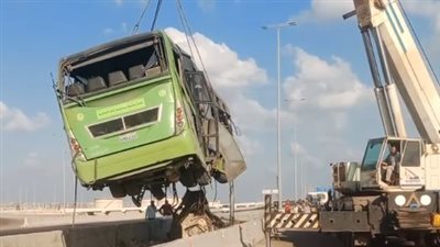 رفع آثار حادث تصادم أتوبيس على الطريق الدولي بالإسكندرية| بث مباشر