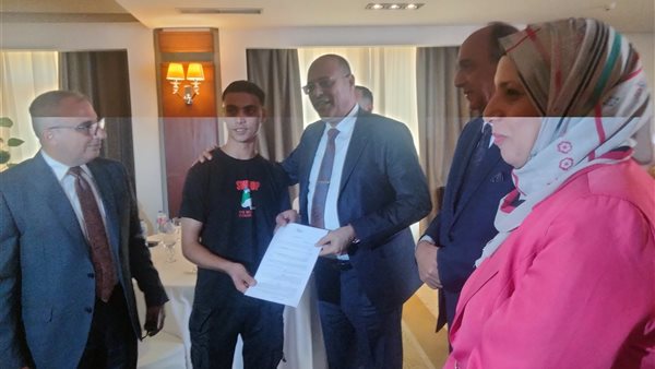 وزير العمل يوزع عقود