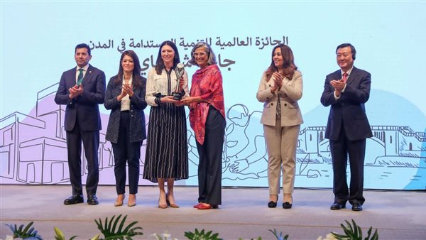 جانب من تسليم الجوائز