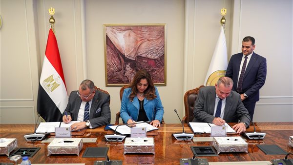 جانب من توقيع البروتوكول