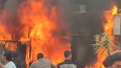 حريق يلتهم محل أحذية وسوبر ماركت ويمتد لأعلى عقار في البدرشين