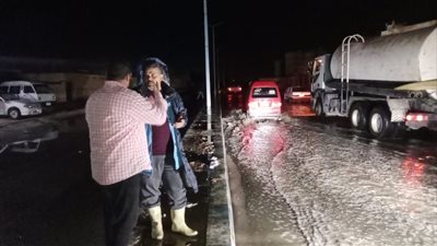 الدفع بفرق الطوارئ لرفع تجمعات مياه الأمطار بميادين مطروح