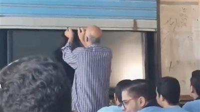 معلم يحمي السبورة الذكية بباب صاج وقفل بإحدى المدارس يثير الجدل| صور