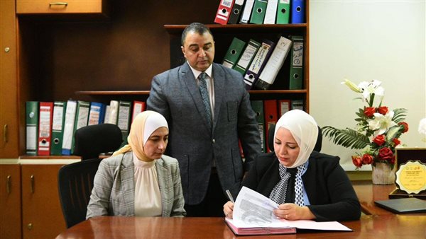 جانب من التوقيع 