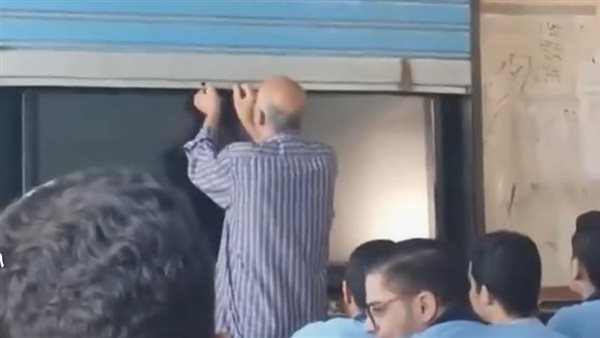 معلم يفتح السبورة