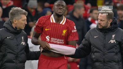 إصابة قوية لـ إبراهيما كوناتيه لاعب ليفربول خلال مباراة برايتون في الدوري الإنجليزي