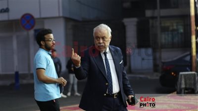 أشرف زكي أول الحاضرين.. عمر حسن يوسف يتلقى عزاء والده بمسجد عمر مكرم |بث مباشر