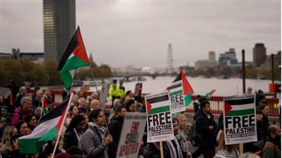 المقاومة ليست إرهابا.. عشرات الآلاف يتظاهرون دعمًا لغزة ولبنان في شوارع بريطانيا 