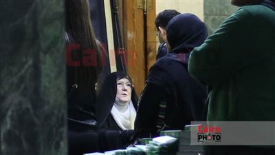 الحزن يسيطر على شمس البارودي أثناء استقبال عزاء زوجها الراحل حسن يوسف بمسجد عمر مكرم| صور