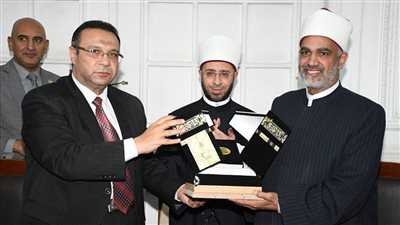 وزير الأوقاف يكرم أمين عام الأعلى للشئون الإسلامية السابق