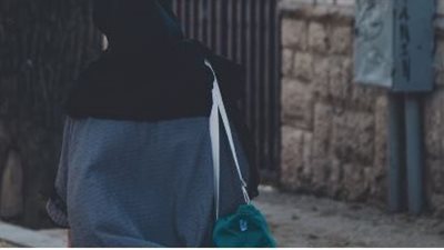  احتجاجا على قواعد الزي.. امرأة تخلع ملابسها في جامعة إيرانية