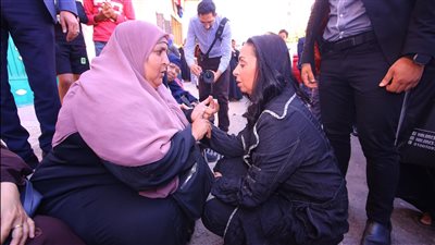 وزيرة التضامن تتجول بشوارع الإسكندرية.. وتستمع لمطالب مواطنة وتوجه بدراستها| صور