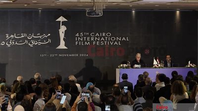 غرضنا الجمهور يشوف تاريخ السينما الحقيقي.. حسين فهمي يكشف الأفلام المرممة في الدورة 25 لمهرجان القاهرة السينمائي| بث مباشر