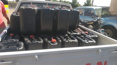 ضبط طن وربع زيوت محركات سيارات مجهولة المصدر بالأقصر