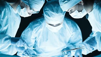 بسبب إهماله.. أسرة تتهم جرّاحا شهيرا بمستشفى المحور بالتسبب في إحداث سكتة دماغية لشقيقهم 