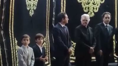 من هما الطفلان اللذان استقبلا عزاء مصطفى فهمي بمسجد عمر مكرم؟