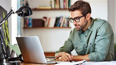 عادة شائعة في العمل تزيد من خطر الوفاة المبكرة.. تعرف عليها